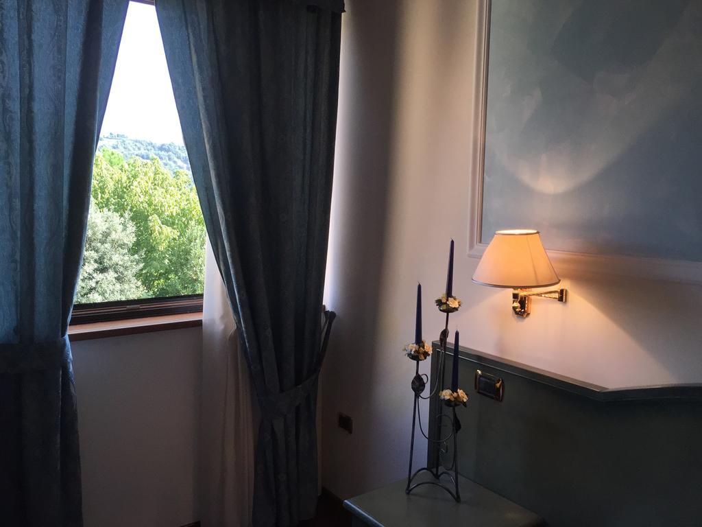 Oscar E Amorina Montegiorgio Bilik gambar