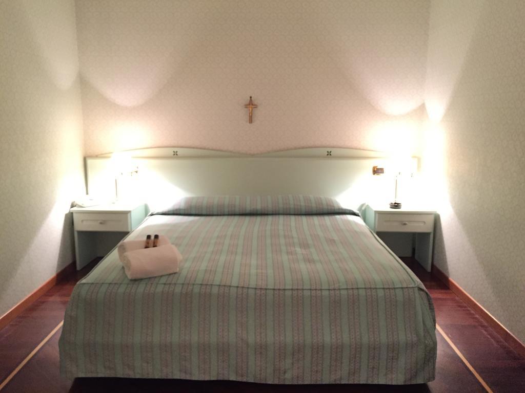 Oscar E Amorina Montegiorgio Bilik gambar