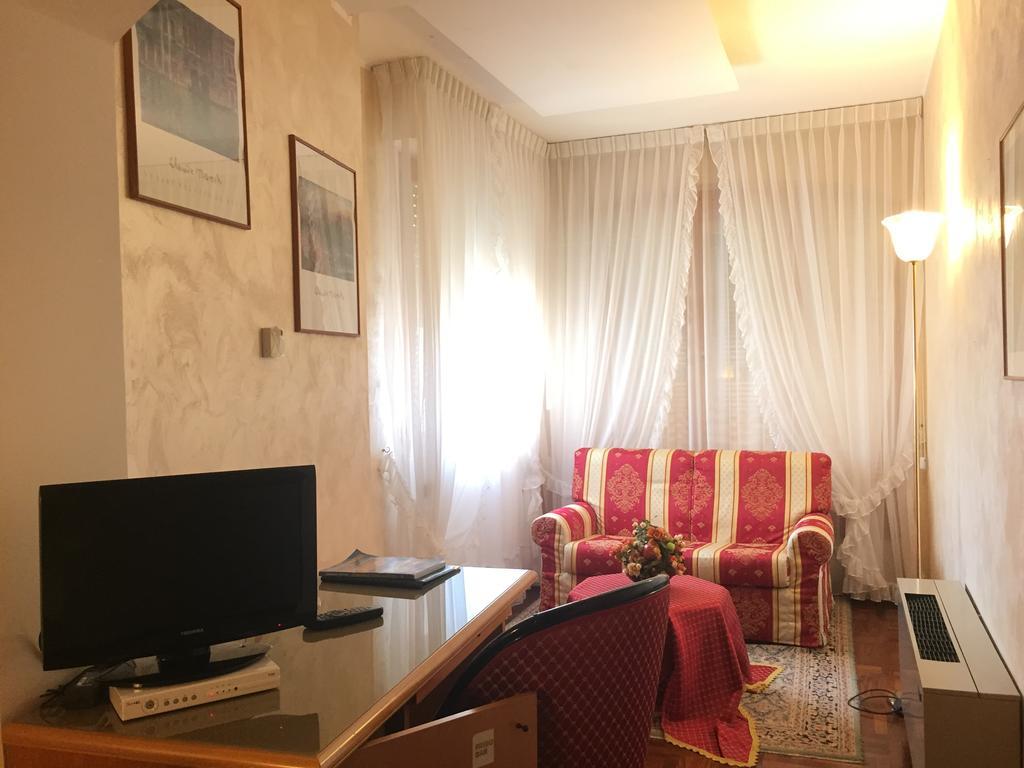 Oscar E Amorina Montegiorgio Bilik gambar