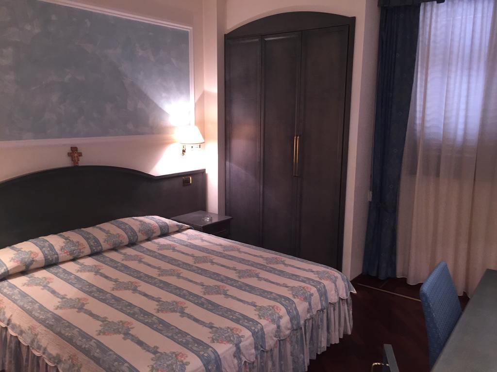 Oscar E Amorina Montegiorgio Bilik gambar